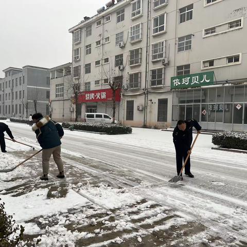 苗山镇：积极落实“门前五包”开展清雪除冰作业