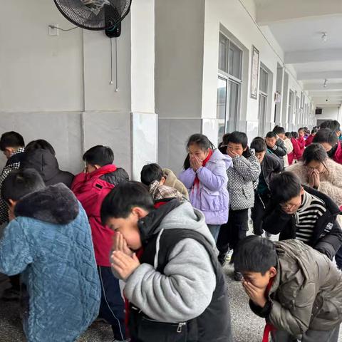 【洪岩镇中心小学---历小篇】筑牢安全防线 助力平安校园——历居山小学开展消防安全应急疏散演练