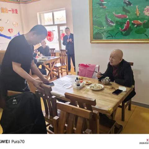 乌拉特中旗民政局局长陪餐调研 提升养老机构膳食服务质量