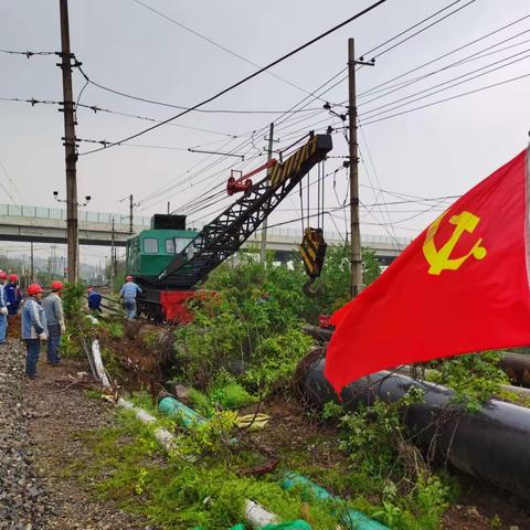 安全巡检除隐患，冒雨抢修保供水。