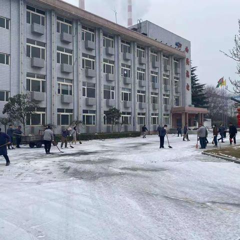 扫雪除障先锋行    安全守护暖人心