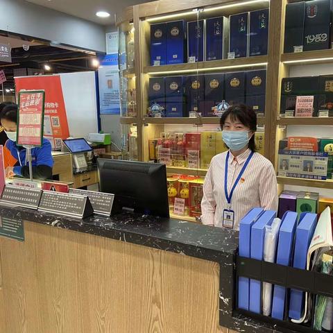 青山108街店4月服务明星—行政课长曹荣