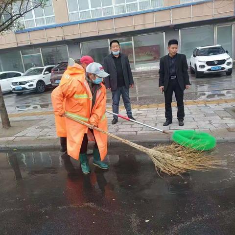 【卫都清扫公司】雨天作业不停歇，春雨为道路“美容颜”！