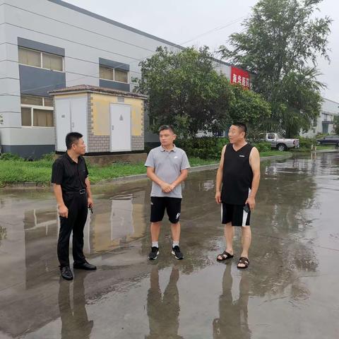 【卫都清扫公司】暴雨倾城──环卫工人清淤保畅