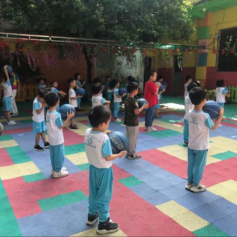 🌈忙碌而充实的一周结束了，宝贝们👦👧在幼儿园又度过了开心，而快乐的一周🌻          🌼现在就带您走进我们的生活，感受孩子们的快乐与成长。跟上，不要掉队哟💗💗💗