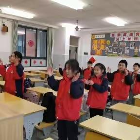 赤岭小学4年级1班2001班课桌舞