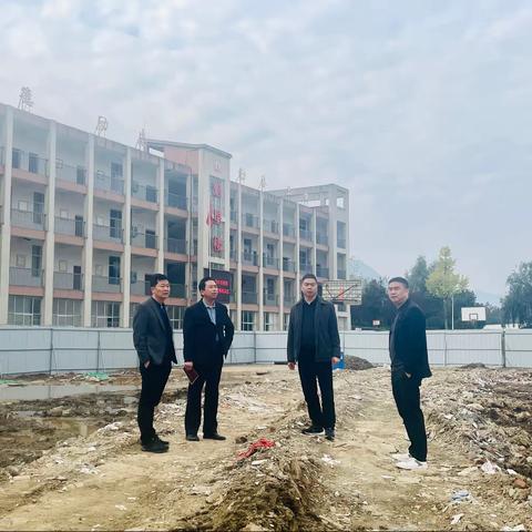 县教育局副局长王世鹏深入中峰镇中心学校督办工程项目建设