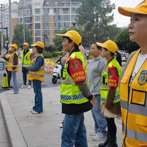 家长志愿者爱心护学，助力平安校园！