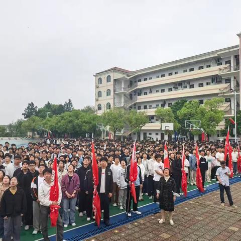 育才学校高中部举行升旗仪式，书香主题发言与高考鼓励引共鸣