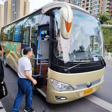 重温红色革命征程，感怀历史峥嵘岁月。源潭二中党支部主题党日活动。