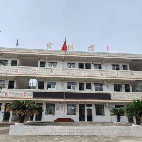 家长走进食堂，体验孩子就餐 ——东峰镇中心小学膳食委员会成员开展了对学生生活满意度测评活动