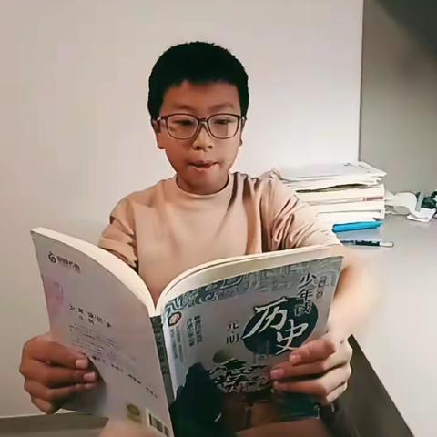 东盛小学五年二班李文晟家庭读书会《少年读历史》之明成祖励精图治。时间:11月25地点:家中。