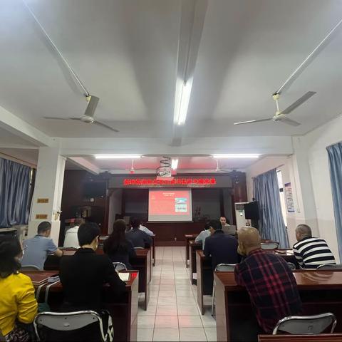 美兰区新埠街道机关党支部书记刘斌讲专题党课