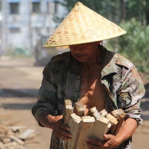 战高温 | 热热热……公路人坚守一线，不惧“烤验”保畅通→