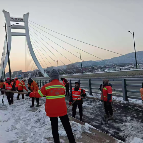 环卫严阵备风雪 守路护行保畅通——市建管局市政和环境卫生中心全力做好清雪工作