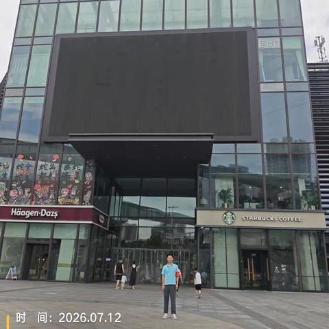 细柳街道网格员周末坚守岗位常态化巡查守护辖区平安