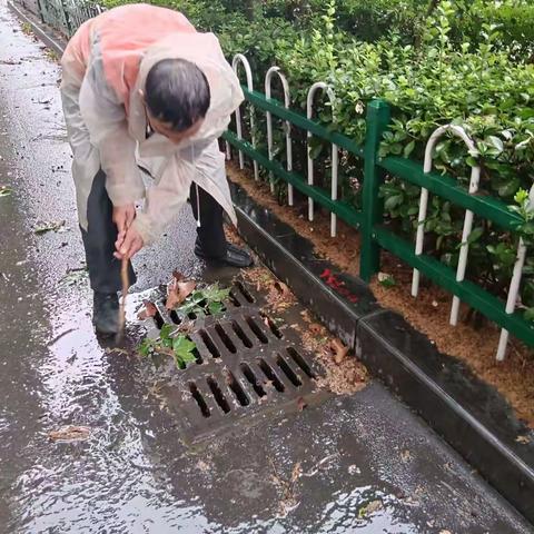 暴雨来袭--致敬“冒雨作业的环卫工人”！