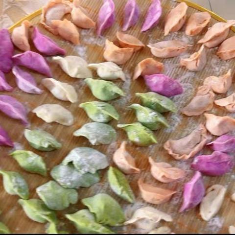 情暖冬至 饺香四溢——巨野县永丰街道办事处光明路幼儿园冬至包饺子活动