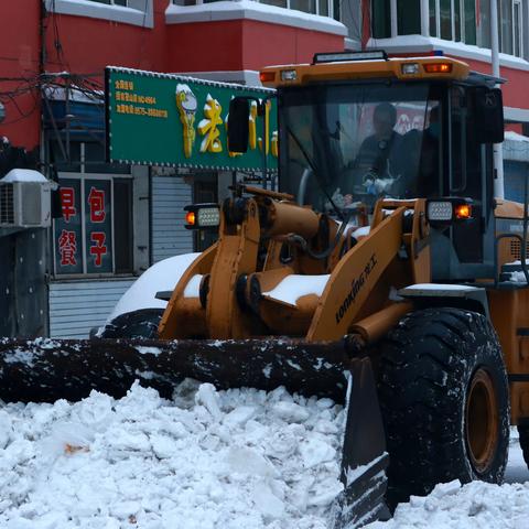 打响今冬清雪“第一枪”！环卫中心全力清雪保畅通