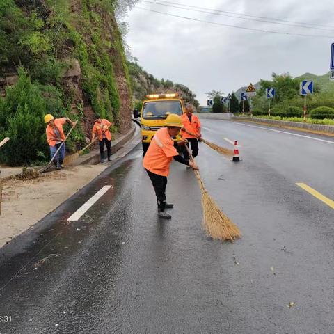 风雨中的公路养护工