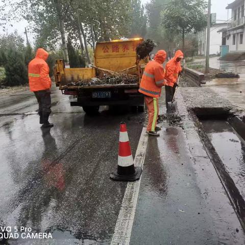 雨中的公路养护工