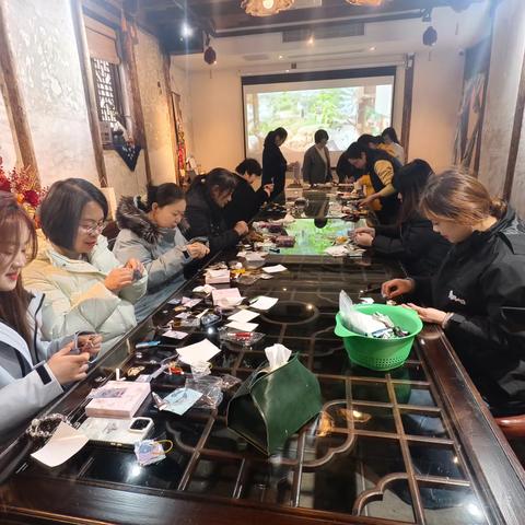 春日有风 巧手芳华 —记上海市顾路中学三八妇女节主题活动