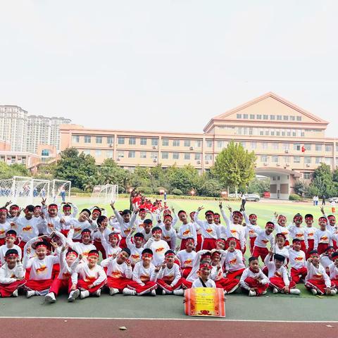 “路队比赛显风采 英姿飒爽聚精神”——菏泽市第一实验小学长江路校区一二中队路队比赛活动剪影