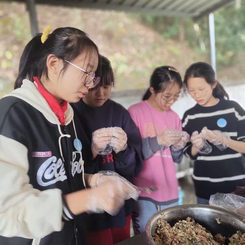 弘扬传统文化  巧手包饺子