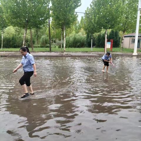 清理公路积水