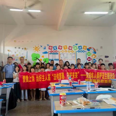 爱我上饶 当好主人翁｜多部门联动进校园 普法赠礼助成长——霞峰镇开展“法伴青春 守护未来”主题法治课堂活动