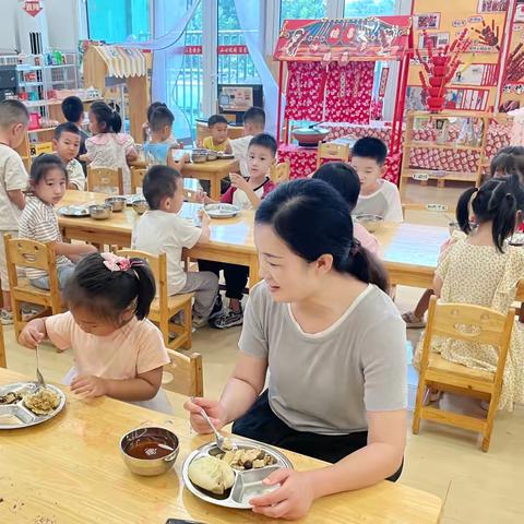 “餐”与陪伴 “味”爱同行——泗水县实验幼儿园园长陪餐活动