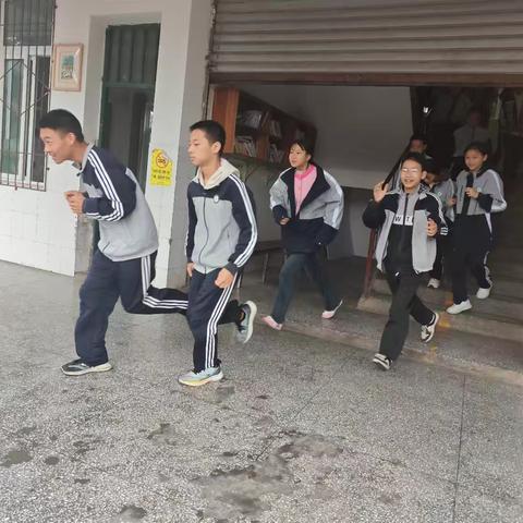 天兴镇学校应急疏散演练简报