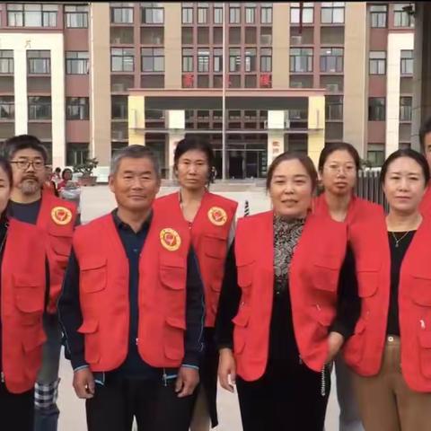 崇文中学家委会护学岗执勤风景线