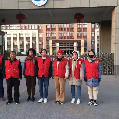 崇文中学优秀的家长朋友们不畏寒冷，坚持执勤站岗～
