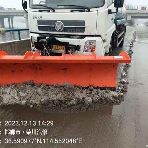 公路站人机结合清理东辛庄大桥积雪