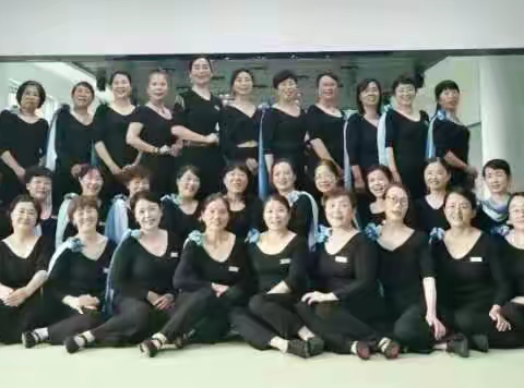 优雅美丽女人花 灿烂绽放老年大学——优雅形体班形像展示