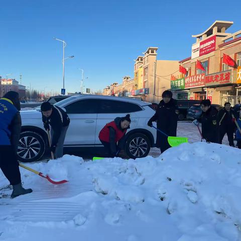 友谊街道爱民社区开展“扫雪除冰保畅通，为民服务暖人心”清扫辖区积雪活动