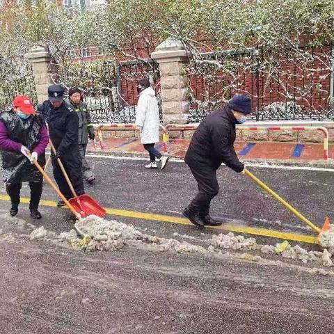 冬日暖人心，扫雪我先行