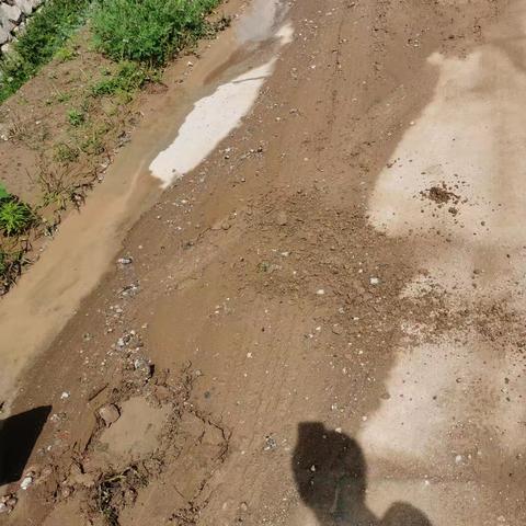 乡村泥泞道路清理记