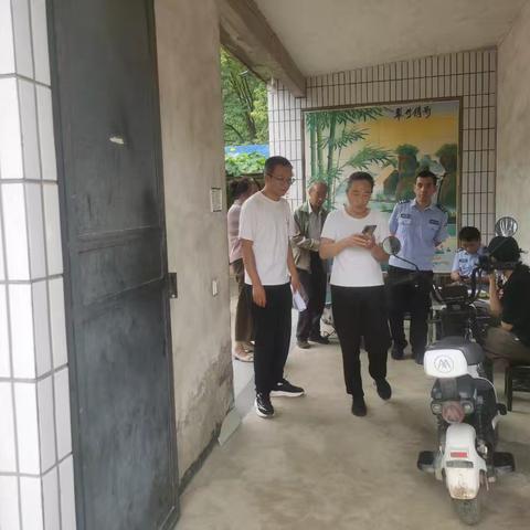 网格员与民警的入户走访排查