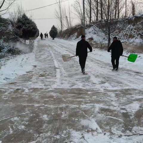 雪后清障中的邻里温情