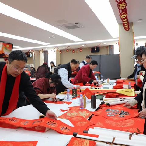 六里桥村联合北京惠通博文书画院开展“小年纳福迎金马·邻里同欢暖新春”送福主题活动