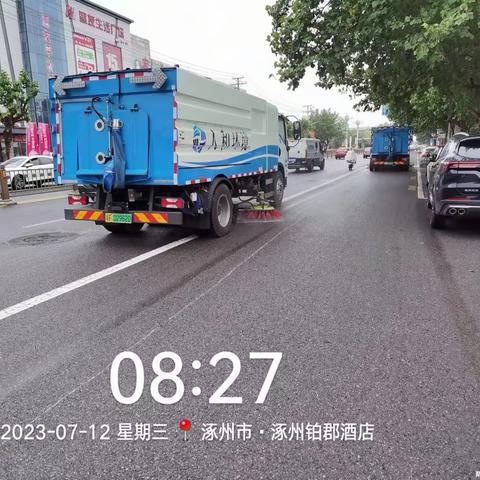 环卫雨后齐上阵 清淤除障保畅通