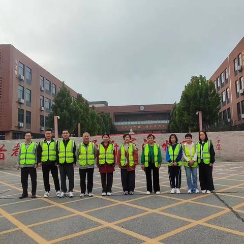 为爱站岗，护“学”同行                ——首师滨中2025级1班家长护学岗暖心纪实