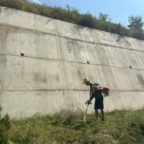 博峪河管护中心森林草原消防队修剪美化草坪和浇灌工作