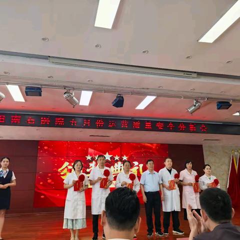 海燕谈骨质疏松第1276讲-周四骨质疏松门诊｜一份奖状，一份提醒：50岁后，别让骨头“断”送生活质量