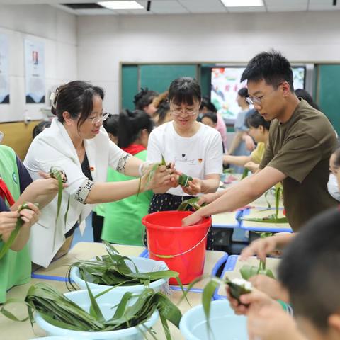 【民富党建】粽香情浓话传承 同心共圆中国梦——徐州市民富园小学党员寻访慰问老党员志愿服务活动