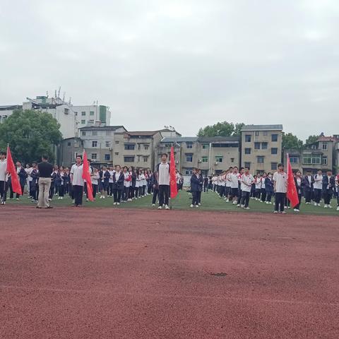 青春奔跑逐梦  奔赴星辰大海 
——东湖高中举行高三高考壮行活动