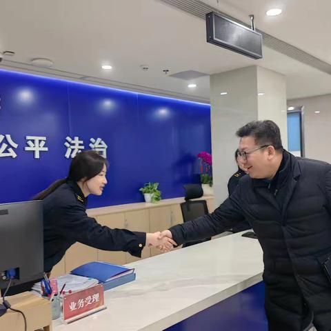 区市场监督管理局局长曹炯对五里桥市场监管所进行走访调研