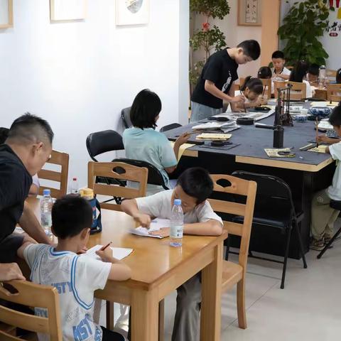 笔墨飘香润童心，稚笔生花绘未来。钟岭街道丰源社区暑期书法公益课堂精彩进行时！​ ‍ ‍